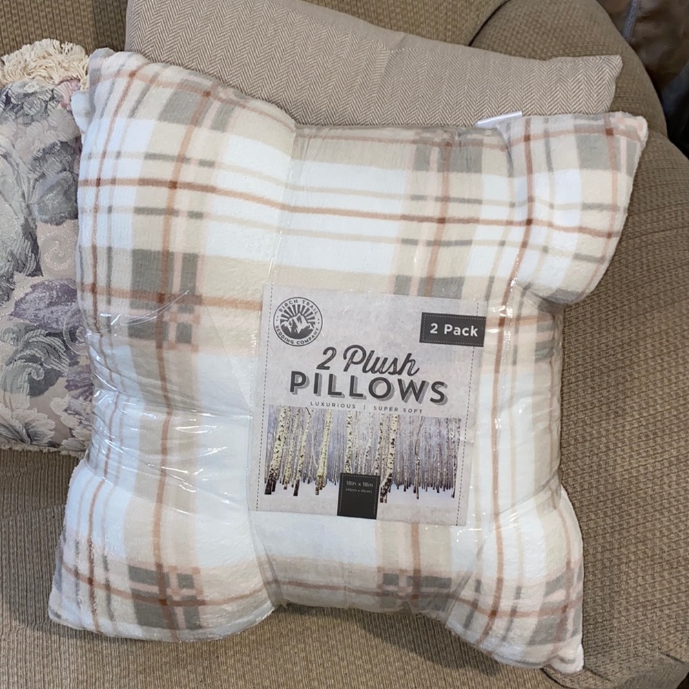 🧁 NWT Birch Trail Bedding Co. 2PK Plush Pillows